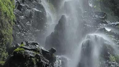 湍急的水流从岩石上落下视频的预览图